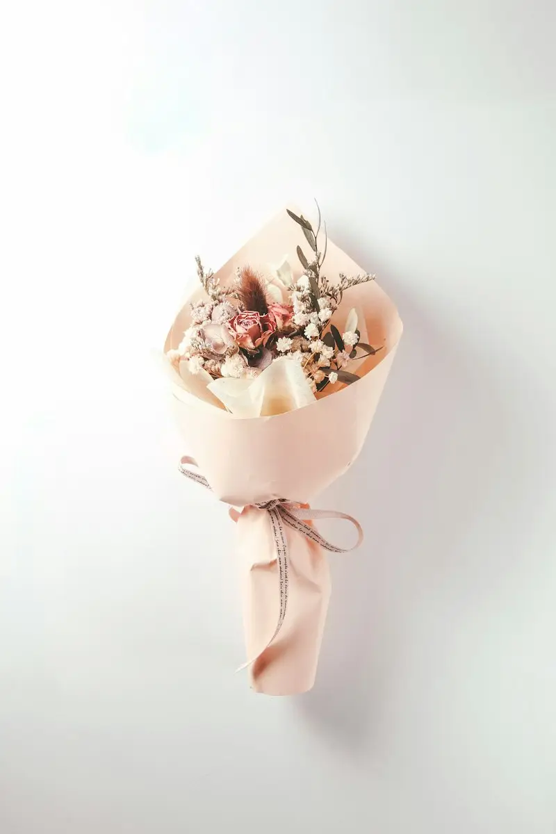 ピーチ色の紙で包んだドライの花束