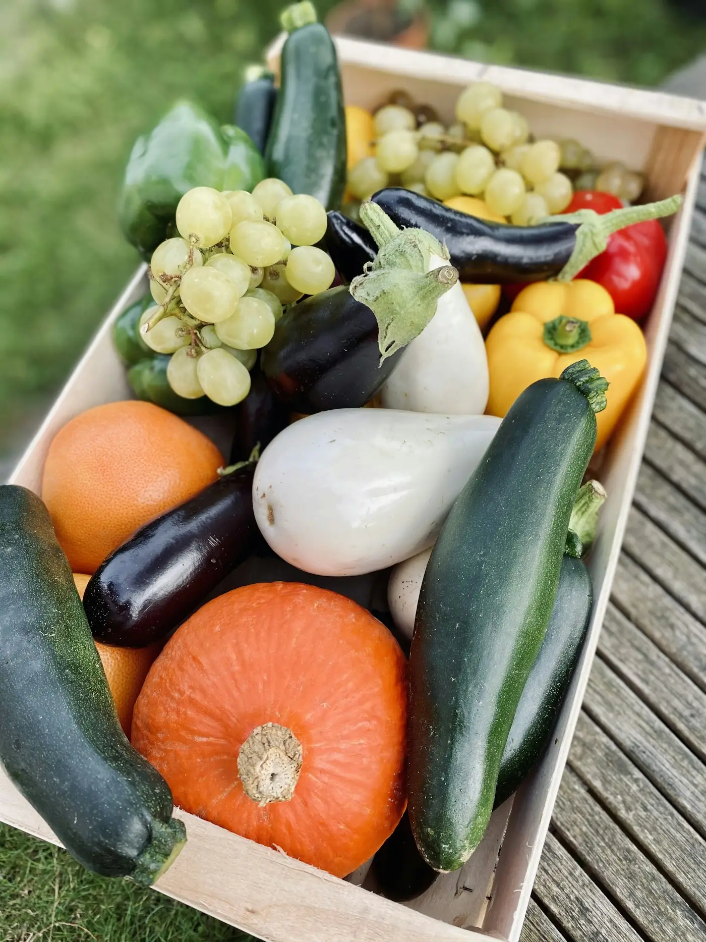 木箱に詰めた季節の野菜