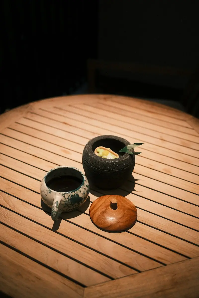 木の台にのった蓋つきの器